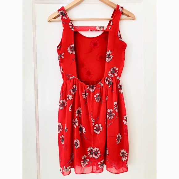 🌷Red Floral Mini Dress with open back - Picture 3 of 6